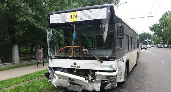 Полиция о массовом ДТП в Алматы: автобус столкнулся с 8 машинами 