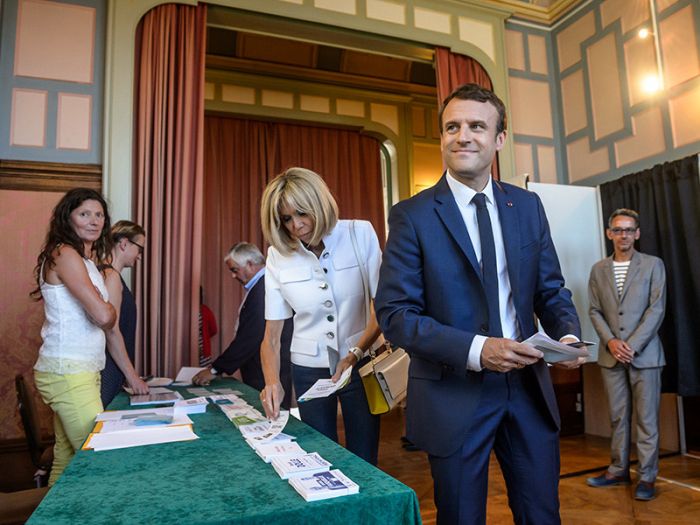 Партия Макрона победила в первом туре парламентских выборов во Франции 