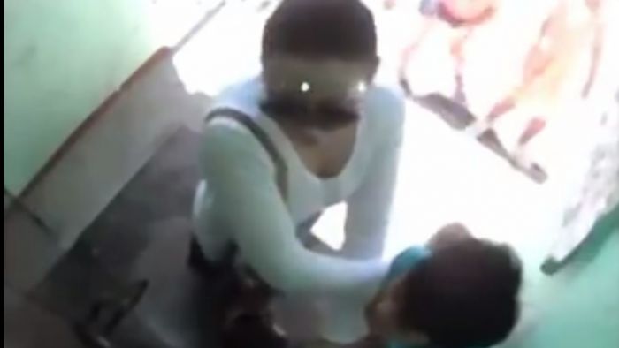 В Алматы 35-летняя женщина жестоко избила соседского мальчика за драку с ее сыном