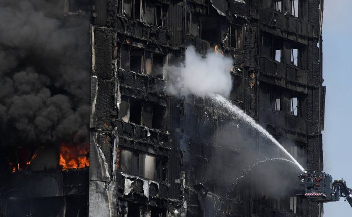 При пожаре в многоэтажке в Лондоне погибли шесть человек 