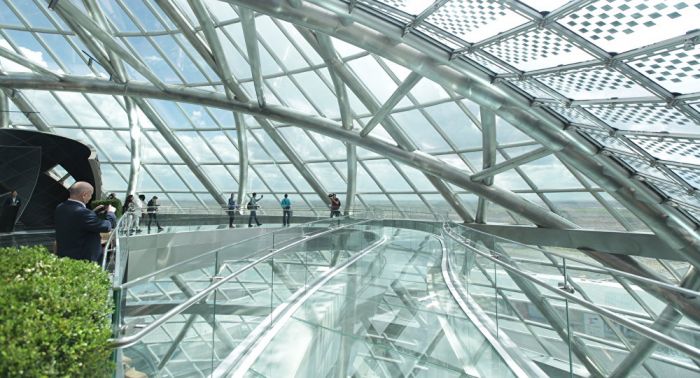 Треснувшее стекло в "Сфере" заменят в ближайшее время 