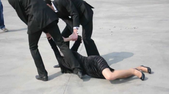 В Актобе прохожие отбили девушку от похитителей 