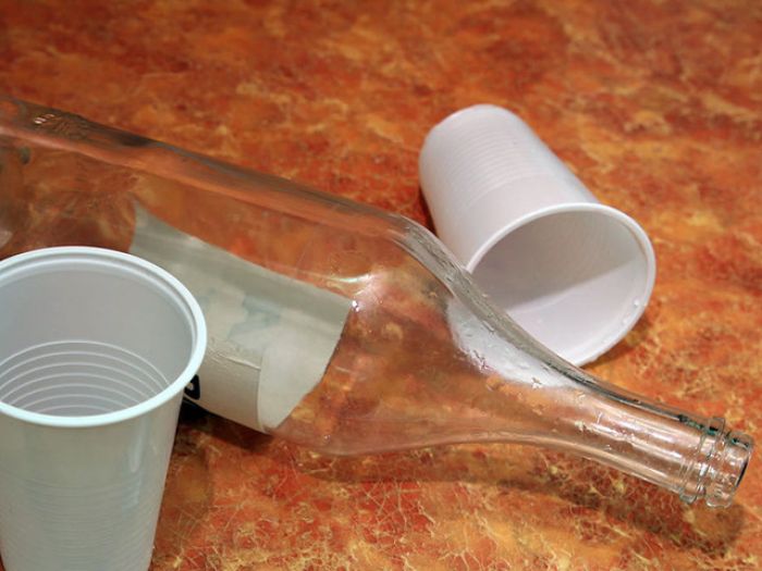 В трех регионах РФ идет проверка после смерти 8 человек от отравления алкоголем