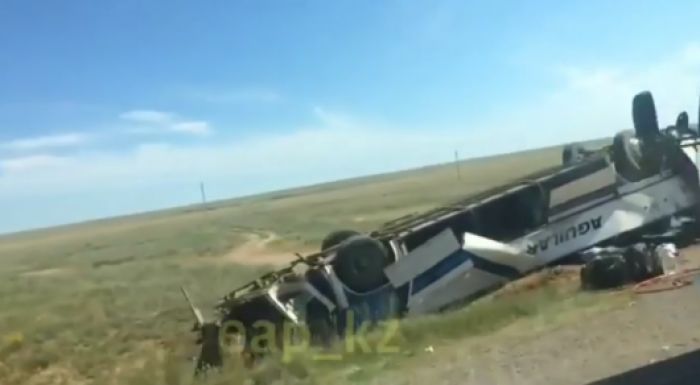 Появилось видео с места крупного ДТП в Актюбинской области, в котором погибло 9 человек 