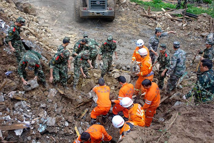 Сход оползня в Китае: более 100 человек пропали без вести