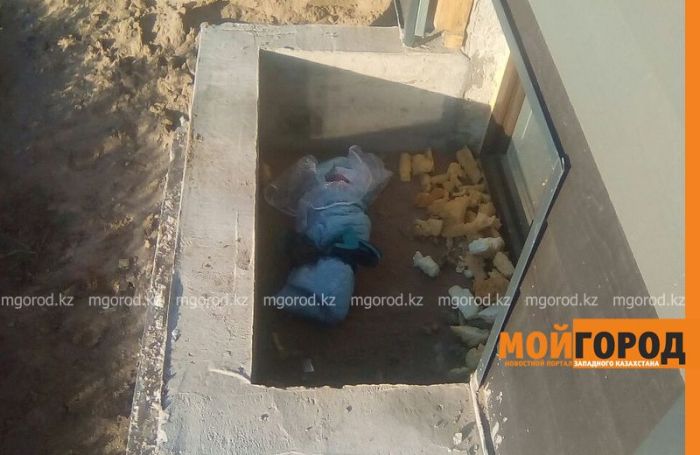 Грудного малыша нашли в подвале недостроенного дома в Уральске 