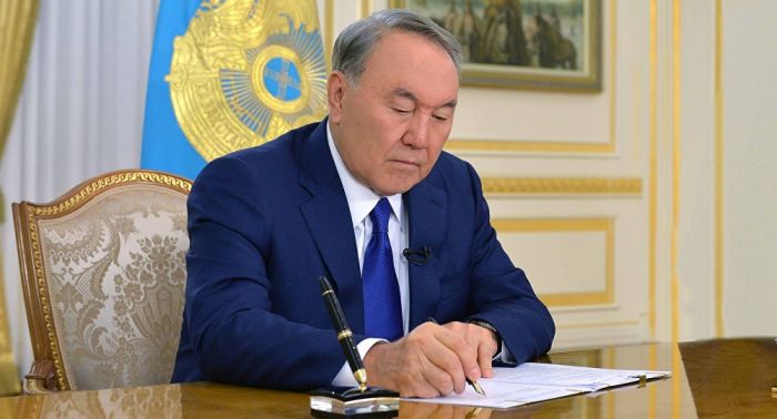 Назарбаев подписал поправки в закон о перераспределении власти 