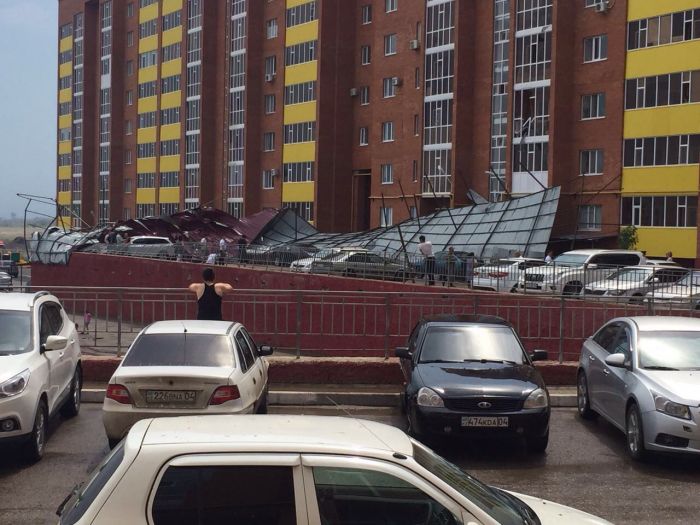 Поваленные ветром краны разрушили балконы высоток в Актобе 