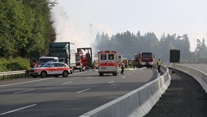 В Баварии извлекли из сгоревшего автобуса тела 11 человек 