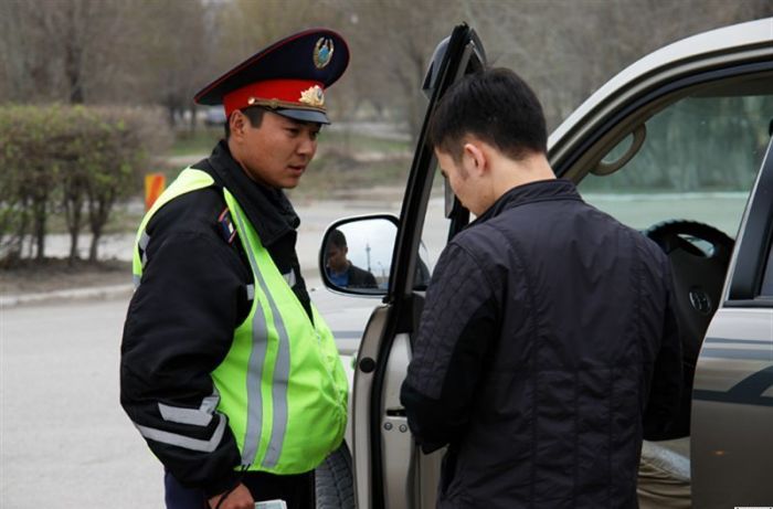 Что разрешили казахстанским водителям при общении с полицейским
