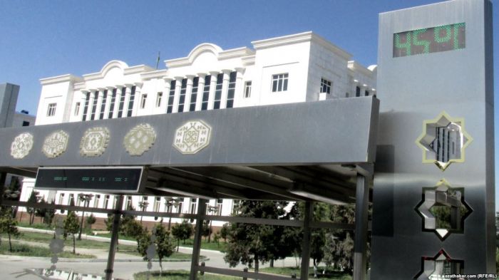 Новые автобусные остановки Ашгабата остаются запертыми