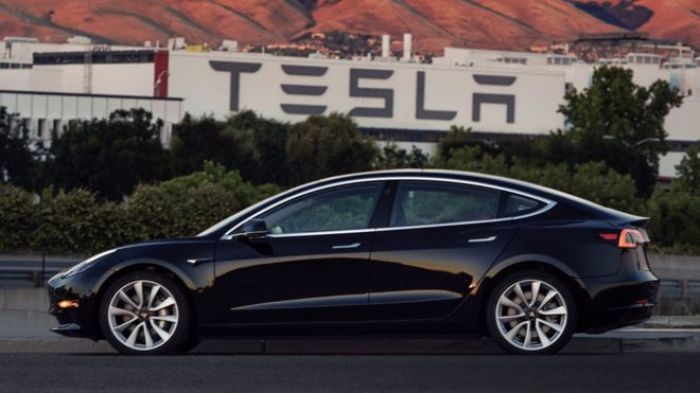 Илон Маск показал новый электрокар Tesla Model 3