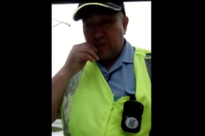 Нападение полицейского на водителя в Зыряновске попало на видео