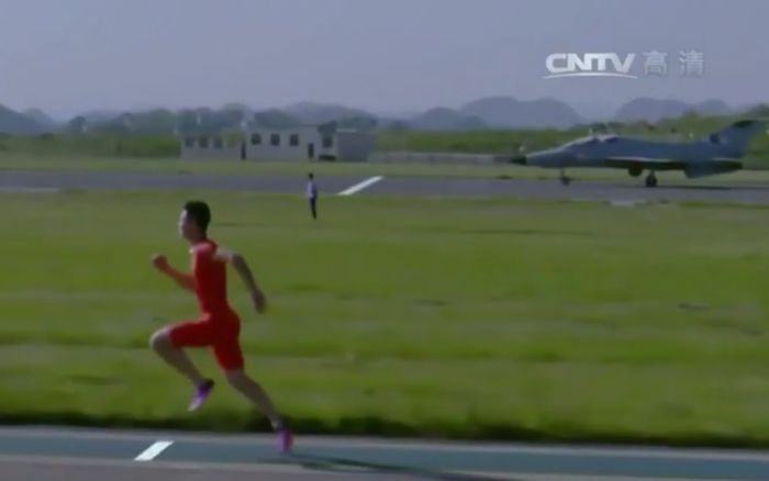 Китайский легкоатлет обогнал истребитель 