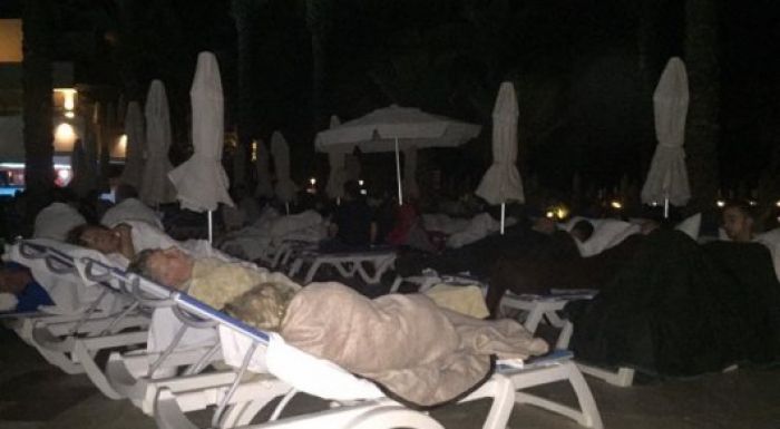 Казахстанцам в Бодруме пришлось ночевать на пляже из-за землетрясения 
