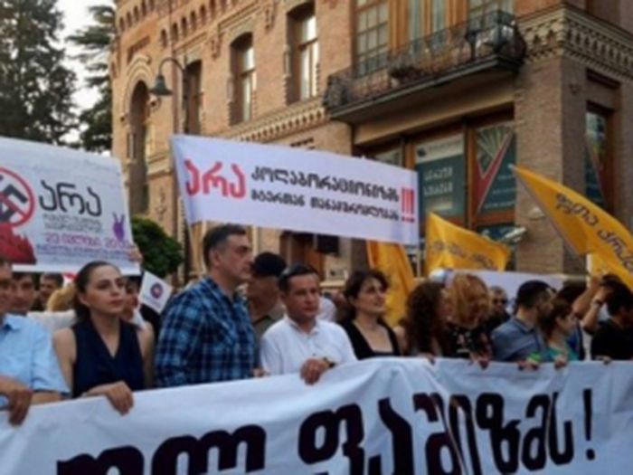 Участники марша "Нет российскому фашизму" прошли по Тбилиси, несмотря на летящие яйца и помидоры 