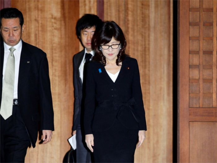 Министр обороны Японии объявила об отставке после ряда скандалов 