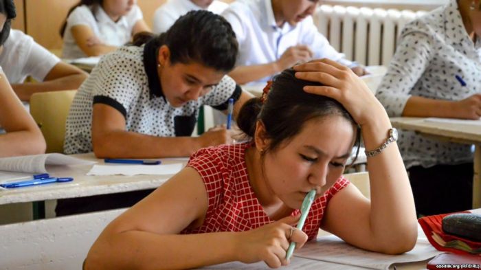 Вступительные экзамены в вузы оставили жителей Узбекистана без мобильного интернета