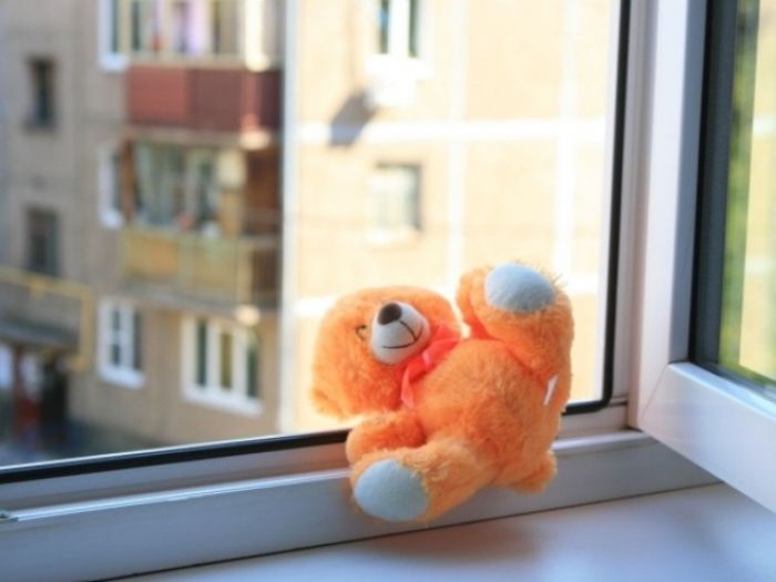 Ребёнок выпал из окна 