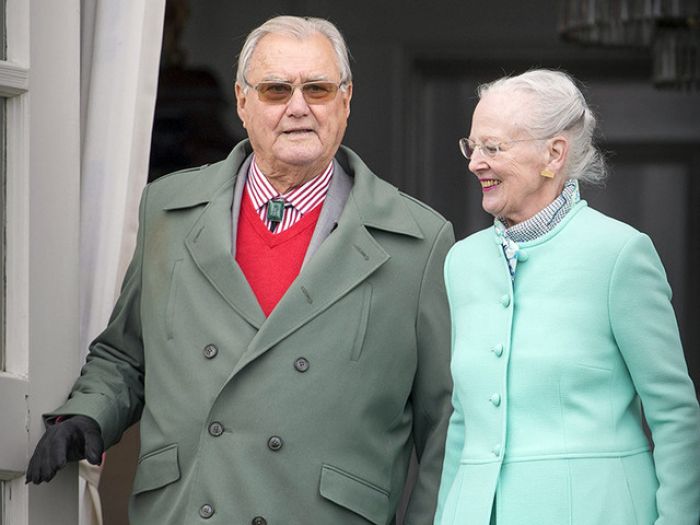 Принц датский от обиды из-за титула не желает лежать в одной могиле с женой-королевой