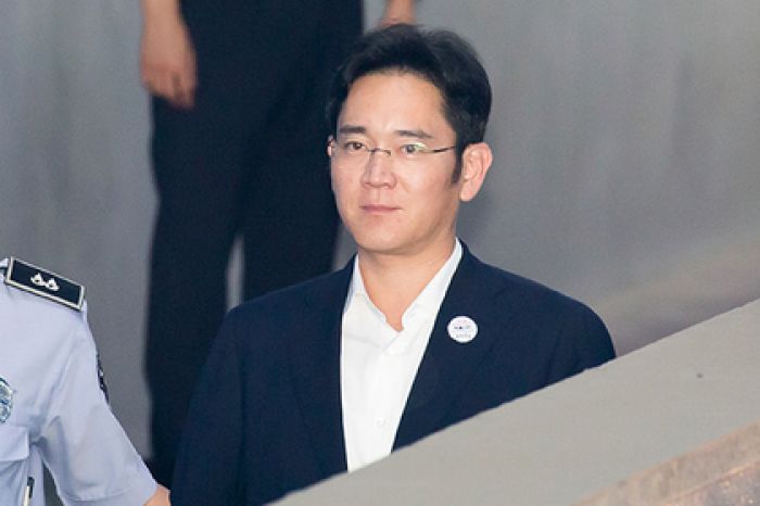 Обвинение потребовало для главы Samsung Group 12 лет тюрьмы