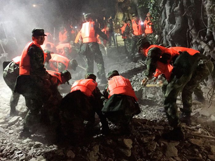 Число жертв землетрясения в Китае выросло до 13, еще 175 пострадали