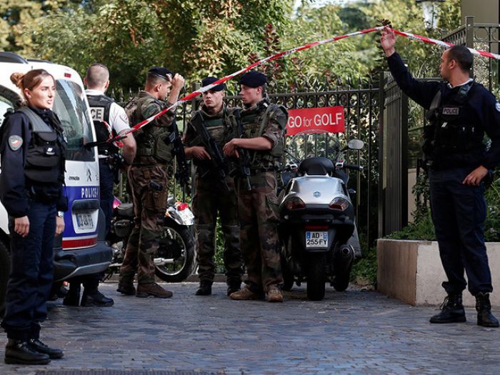 В пригороде Парижа автомобиль наехал на группу военных, есть пострадавшие