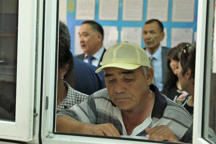 Депутаты в очередях