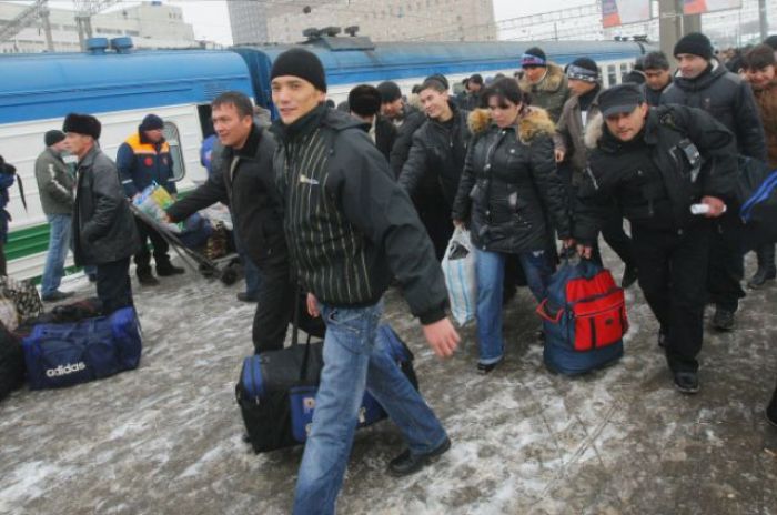 Более половины россиян хотят, чтобы в страну приезжало поменьше трудовых мигрантов, узнали в "Левада-Центр" 