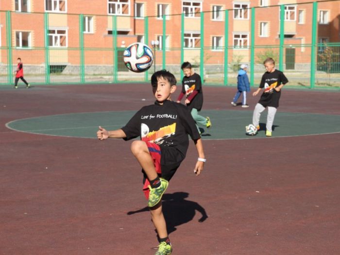 Уроки футбола введут в начальных классах школ в Казахстане