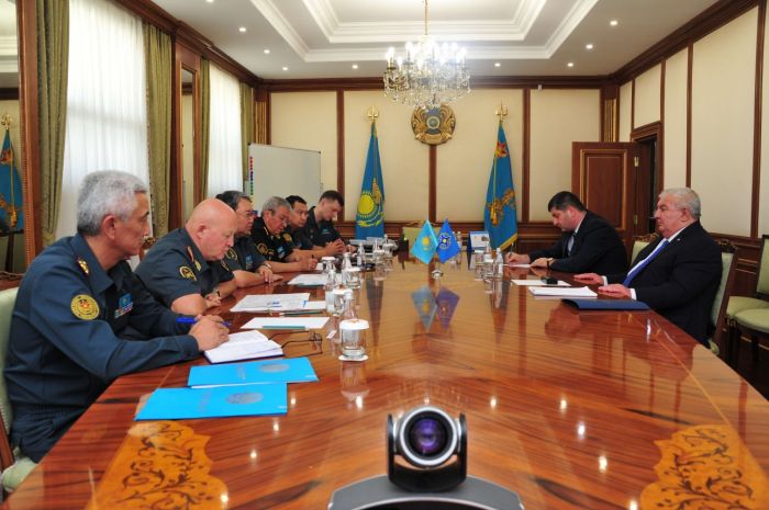Вопросы международной безопасности обсудил министр обороны РК с генсеком ОДКБ