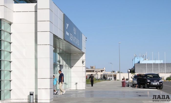 Самолет совершил вынужденную посадку в Актау из-за дебошира 