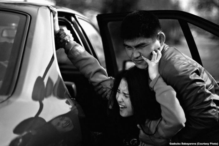 Видео с похищением невесты вызвало неоднозначную реакцию у казахстанцев  
