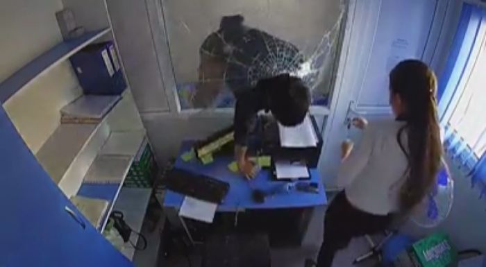 Дерзкое ограбление попало на видео в Темиртау 