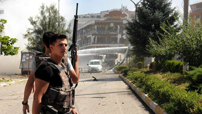 При взрыве тюремного автобуса в турецком Измире пострадали восемь человек 