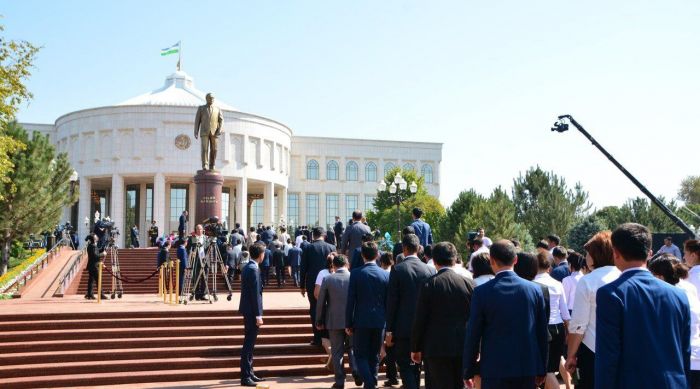 В Узбекистане открыли первый памятник Исламу Каримову 