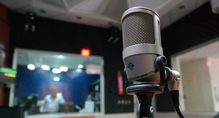 Преступник перед видеокамерой: "Радио Медиаметрикс" ограбили в Алматы 