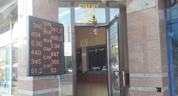 Доллар по 340: почему курс тенге падает вслед за рублем 