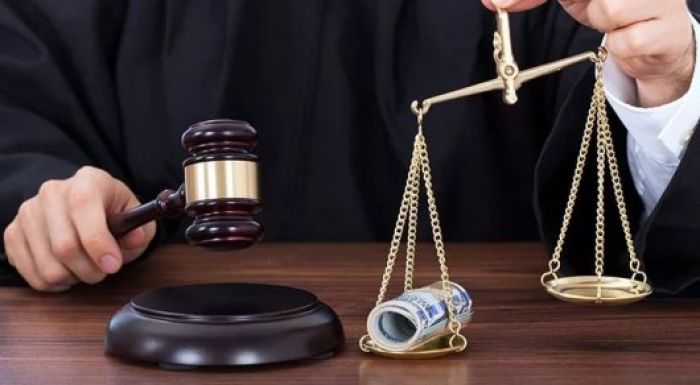 Выслушал приговор со слезами на глазах: 7 лет получил судья из Шымкента за взятку 