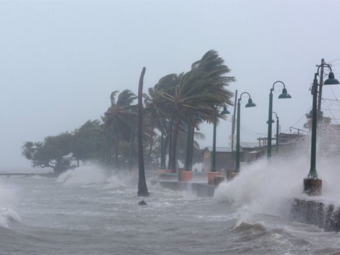 Ураган "Ирма" ровняет с землей здания на карибских островах по пути к США 