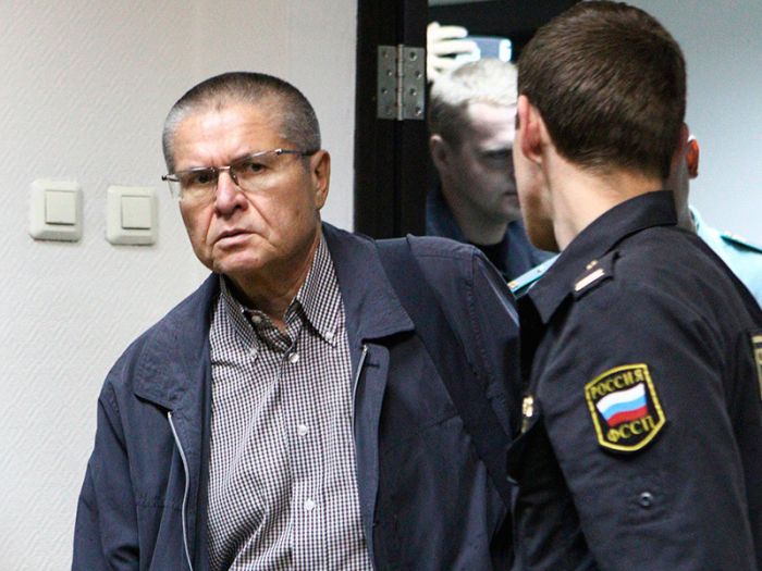 Улюкаев ответил на выпад Сечина: "Бойтесь данайцев, приносящих колбайцев" 