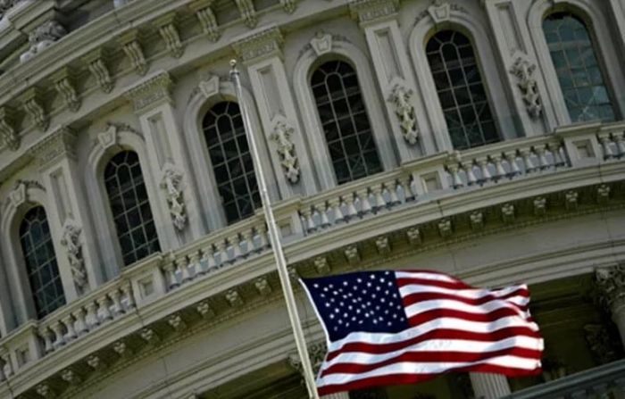 Сенат повысил потолок госдолга США ради немедленной помощи пострадавшим от урагана 