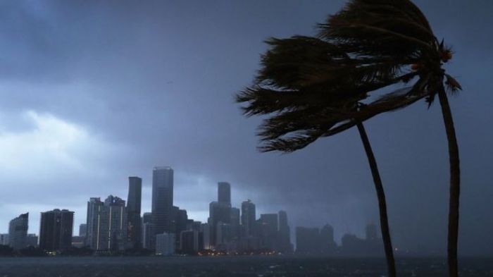 Разрушительный ураган "Ирма" приближается к Флориде 