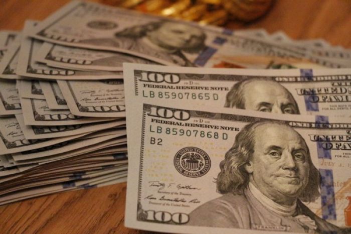 Доллар подорожал на первых торгах недели