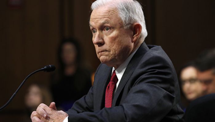 СМИ: Сешнс хочет проверить сотрудников Совбеза США на детекторе лжи