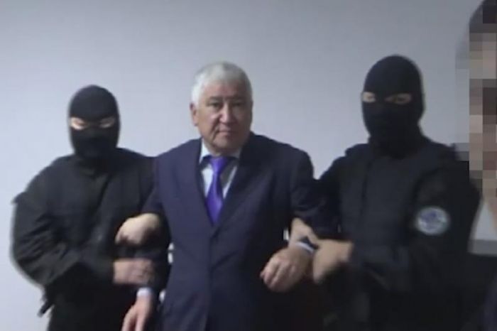 За взятку задержали директора Карагандинского облфилиала «Казахавтодор» и его заместителя 
