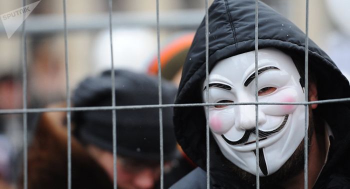 Неизвестные в масках Анонимуса ограбили магазин в Темиртау 