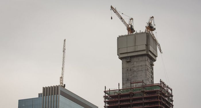 Стрела башенного крана надломилась на строящемся "Абу-Даби Плаза" в Астане 