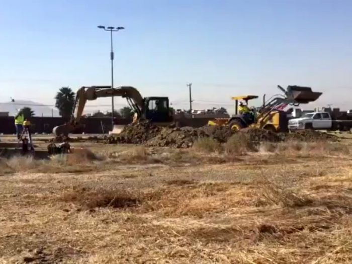 В США начали строить прототипы стены на границе с Мексикой 