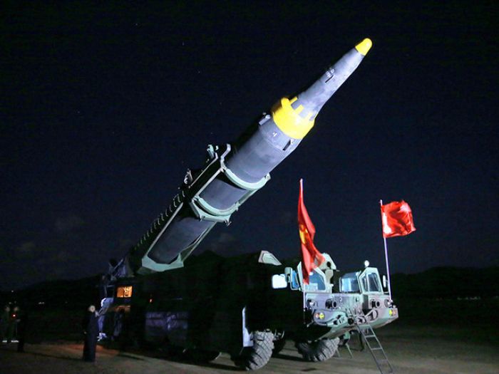 Северная Корея вывезла несколько ракет с военного завода в Пхеньяне, готовит новый запуск